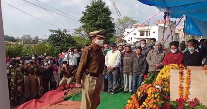 शहीद राकेश डोभाल को ऋषिकेश में लोगों ने भींगी आंखों से विदाई दी शहीद राकेश डोभाल को ऋषिकेश में लोगों ने भींगी आंखों से विदाई दी