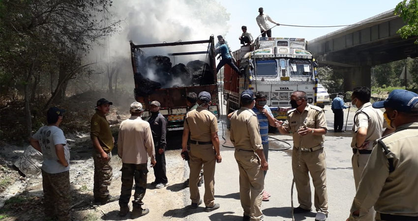 कपास से भरे ट्रक में आग लगने से अफरा तफरी कपास से भरे ट्रक में आग लगने से अफरा तफरी