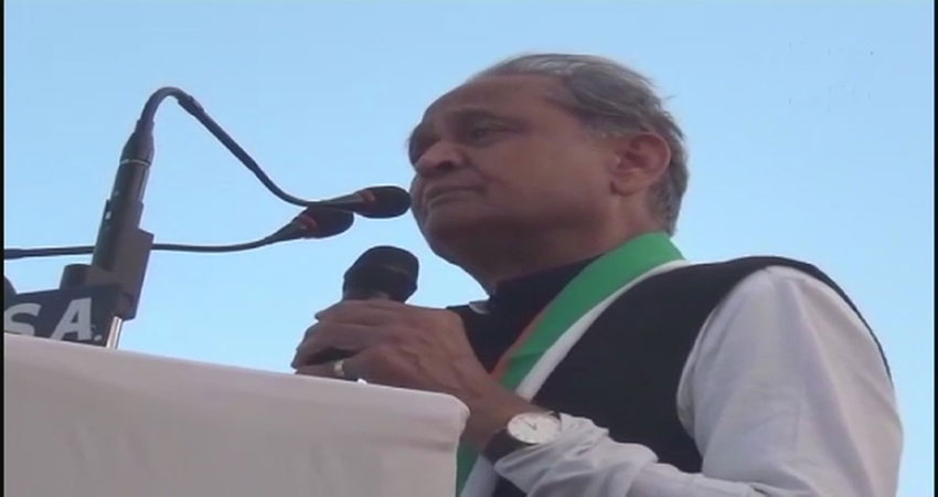 ‘गिरेबान पकड़ने’ के बयान पर घिरे अमित शाह, गहलोत ने की माफी की मांग ‘गिरेबान पकड़ने’ के बयान पर घिरे अमित शाह, गहलोत ने की माफी की मांग