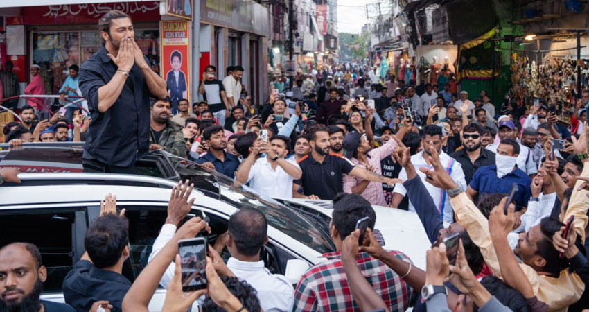 हैदराबाद में हुआ चक्का जाम, विद्युत जामवाल का ''खुदा हाफिज चैप्टर 2'' का किया प्रमोशन हैदराबाद में हुआ चक्का जाम, विद्युत जामवाल का ''खुदा हाफिज चैप्टर 2'' का किया प्रमोशन