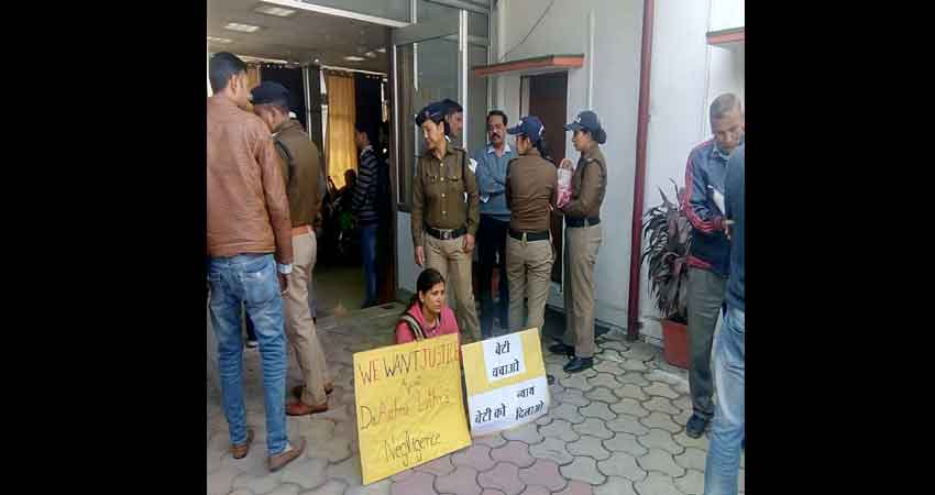 जनता दरबार में पहुंची महिला ने लगाई गुहार, कहा- सरकार पाले मेरी बच्ची जनता दरबार में पहुंची महिला ने लगाई गुहार, कहा- सरकार पाले मेरी बच्ची