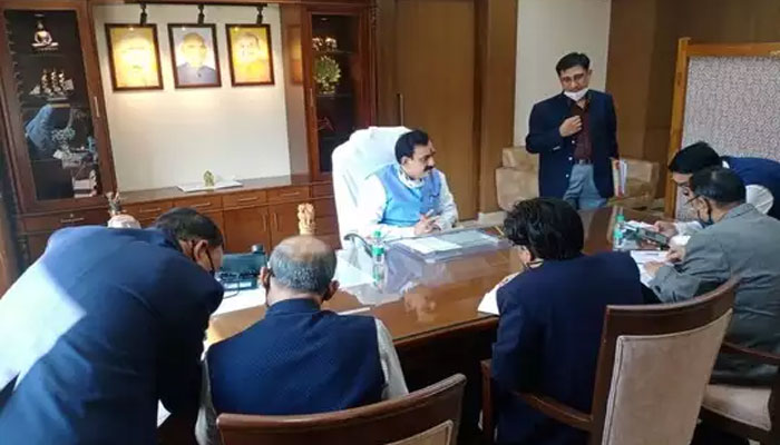 MP: वेबसीरीज में Kissing सीन को लेकर मचा बवाल, गृह मंत्री नरोत्तम मिश्रा ने की High लेवल बैठक MP: वेबसीरीज में Kissing सीन को लेकर मचा बवाल, गृह मंत्री नरोत्तम मिश्रा ने की High लेवल बैठक