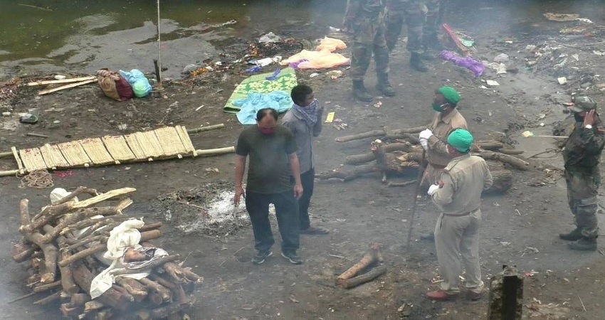 वाराणसी में कोरोना संक्रमण के शक में शव को चिता पर छोड़ कर भागे लोग वाराणसी में कोरोना संक्रमण के शक में शव को चिता पर छोड़ कर भागे लोग