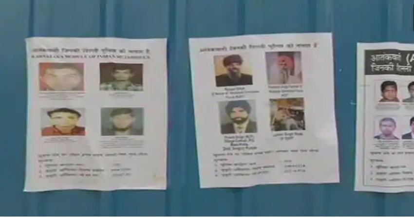 दिल्ली में खतरा! 26 जनवरी को निशाने पर लेने के फिराक में आतंकी, चिपकाए गए पोस्टर दिल्ली में खतरा! 26 जनवरी को निशाने पर लेने के फिराक में आतंकी, चिपकाए गए पोस्टर