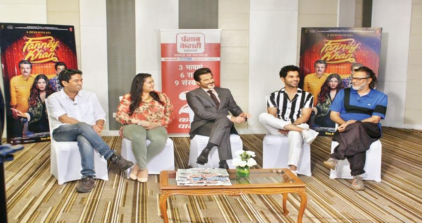 Video: जब अनिल कपूर और राजकुमार ने ‘फन्ने खां’ के इंटरव्यू में बांधा समां Video: जब अनिल कपूर और राजकुमार ने ‘फन्ने खां’ के इंटरव्यू में बांधा समां