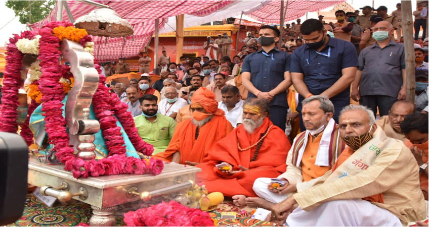 श्री गंगा सभा की गंगा पूजन में शामिल हुए CM तीरथ सिंह, शंखनाद से गूंजी चारों दिशाएं श्री गंगा सभा की गंगा पूजन में शामिल हुए CM तीरथ सिंह, शंखनाद से गूंजी चारों दिशाएं