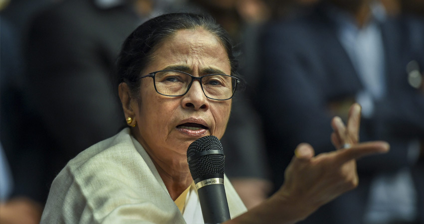 ममता की TMC ने राज्यपाल धनखड़ के खिलाफ खोला मोर्चा, राष्ट्रपति से लगाई गुहार ममता की TMC ने राज्यपाल धनखड़ के खिलाफ खोला मोर्चा, राष्ट्रपति से लगाई गुहार