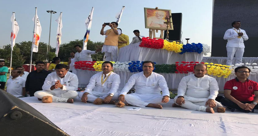 अध्यात्म व योग के समागम अर्हं योग शिविर में उमडा लोगों का जनसैलाब अध्यात्म व योग के समागम अर्हं योग शिविर में उमडा लोगों का जनसैलाब