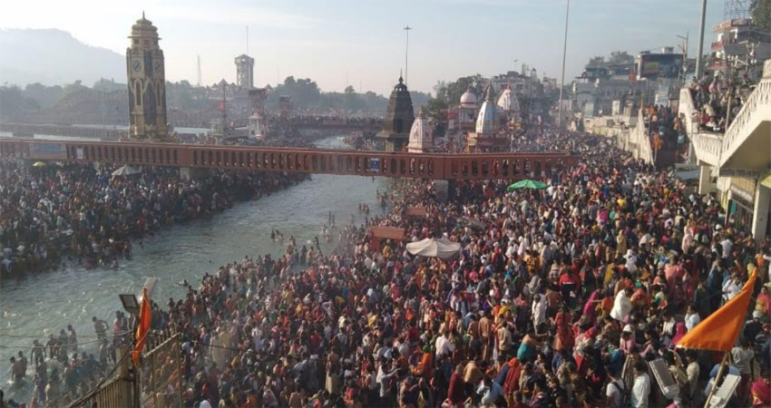 कार्तिक पूर्णिमा पर हरिद्वार में उमड़ी भीड़ कार्तिक पूर्णिमा पर हरिद्वार में उमड़ी भीड़