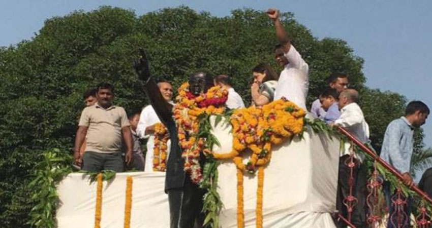 मेनका गांधी ने बाबा साहब को दी श्रद्धांजलि, दलित नेताओं ने दूध से की प्रतिमा की शुद्धि मेनका गांधी ने बाबा साहब को दी श्रद्धांजलि, दलित नेताओं ने दूध से की प्रतिमा की शुद्धि