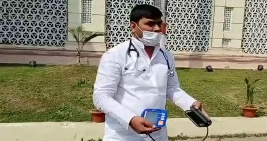 विधानसभा में MLA पहुंचे BP मशीन के साथ, नीतीश पर किया कटाक्ष, कहा-जब से घटी सीटें तबसे... विधानसभा में MLA पहुंचे BP मशीन के साथ, नीतीश पर किया कटाक्ष, कहा-जब से घटी सीटें तबसे...