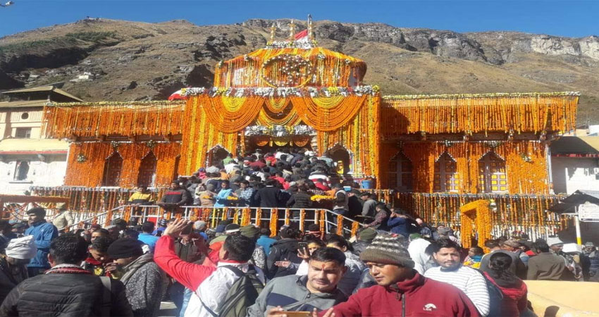 वैदिक मंत्रोच्चारण के साथ शीतकाल के लिए बदरीनाथ के कपाट बंद वैदिक मंत्रोच्चारण के साथ शीतकाल के लिए बदरीनाथ के कपाट बंद