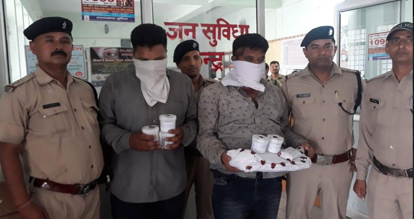 चोरी के आरोप में सीआरपीएफ जवान के साथ दो गिरफ्तार चोरी के आरोप में सीआरपीएफ जवान के साथ दो गिरफ्तार