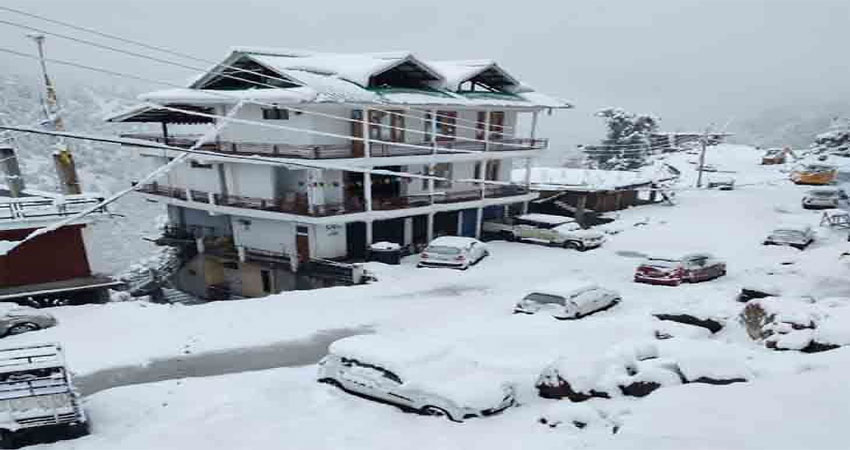 हिमाचल के किन्नौर में हुई भारी बर्फबारी, स्कूल रहे बंद हिमाचल के किन्नौर में हुई भारी बर्फबारी, स्कूल रहे बंद
