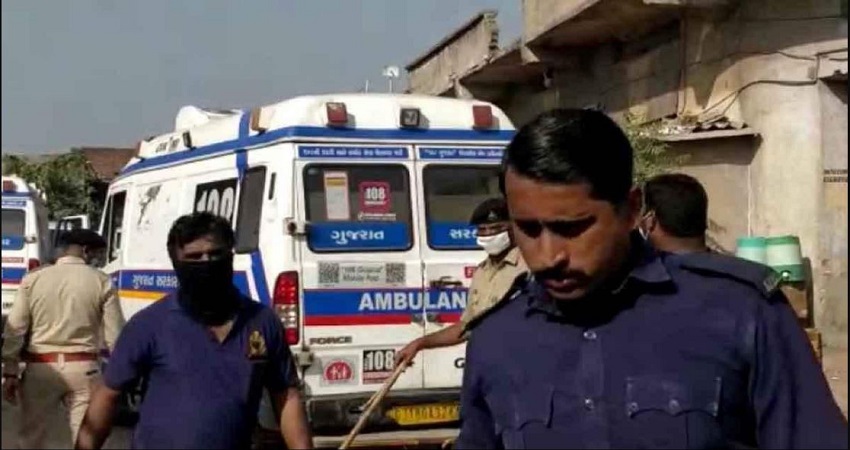 अहमदाबाद के कपड़ा गोदाम में लगी आग के बाद हुआ धमाका, 9 लोगों की मौत, रेस्क्यू जारी अहमदाबाद के कपड़ा गोदाम में लगी आग के बाद हुआ धमाका, 9 लोगों की मौत, रेस्क्यू जारी