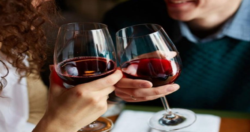 कैंसर और डायबिटीज जैसे कई गंभीर बीमारियों से लड़ने में मदद करता है Red Wine का एक ग्लास कैंसर और डायबिटीज जैसे कई गंभीर बीमारियों से लड़ने में मदद करता है Red Wine का एक ग्लास