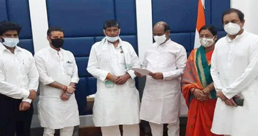 चिराग पासवान के खिलाफ एकजुट हुए LJP सांसद, पारस को चुना लोकसभा में दल का नेता चिराग पासवान के खिलाफ एकजुट हुए LJP सांसद, पारस को चुना लोकसभा में दल का नेता