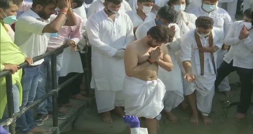 पंचतत्व में विलीन हुए रामविलास पासवान, बेटे चिराग ने नम आंखों से दी अंतिम विदाई पंचतत्व में विलीन हुए रामविलास पासवान, बेटे चिराग ने नम आंखों से दी अंतिम विदाई