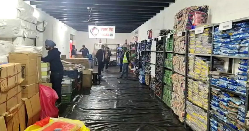 टिकरी बॉर्डरः किसान मॉल में मुफ्त में दिये जाते जरुरत के सामान, मिली राहत टिकरी बॉर्डरः किसान मॉल में मुफ्त में दिये जाते जरुरत के सामान, मिली राहत