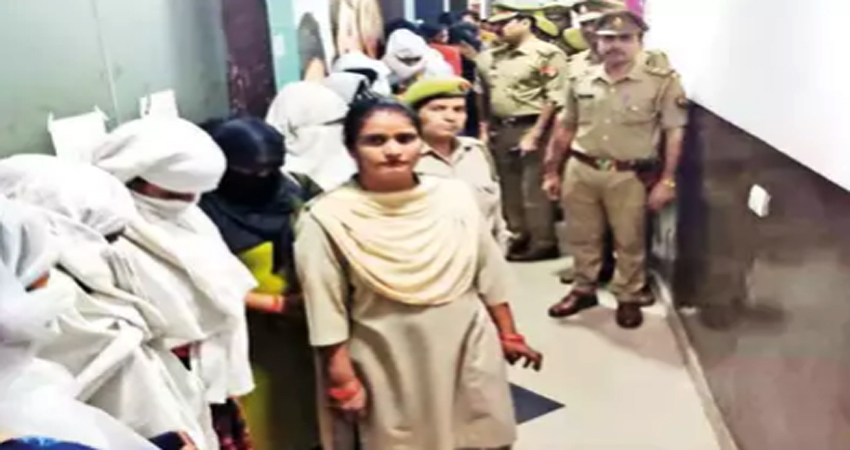 तीन स्पा सेंटर्स में चल रहा था देह व्यापार का धंधा, पुलिस ने 19 लोगों को पकड़ा तीन स्पा सेंटर्स में चल रहा था देह व्यापार का धंधा, पुलिस ने 19 लोगों को पकड़ा