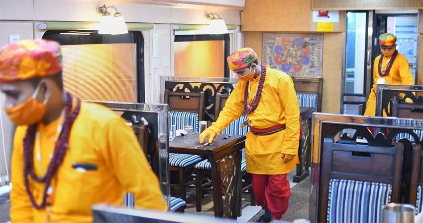रामायण एक्सप्रेस के वेटर्स की भगवा ड्रेस पर भड़के के साधु-संत, कही ये बात रामायण एक्सप्रेस के वेटर्स की भगवा ड्रेस पर भड़के के साधु-संत, कही ये बात