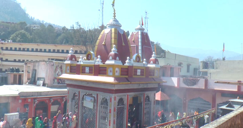 रातभर हाथ में दिया लेकर संतान प्राप्ति की कामना होती है यहां रातभर हाथ में दिया लेकर संतान प्राप्ति की कामना होती है यहां