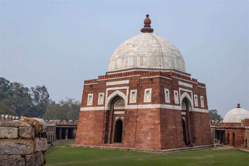 खुद बनवाया था अपने लिए ग्यासुद्दीन तुगलक ने मकबरा खुद बनवाया था अपने लिए ग्यासुद्दीन तुगलक ने मकबरा
