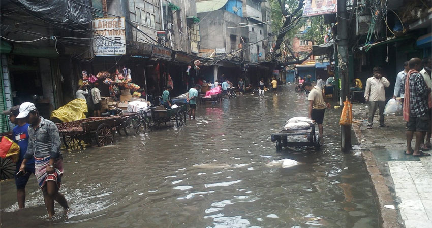 बारिश से बेहाल दिल्लीः नहीं उतरा सदर बाजार में पानी, दुकानदार परेशान बारिश से बेहाल दिल्लीः नहीं उतरा सदर बाजार में पानी, दुकानदार परेशान