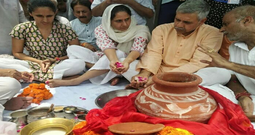 हरिद्वार की हरकी पैड़ी पर दिवंगत शीला दीक्षित की अस्थियों को विसर्जित करने पहुंचे उनके परिजन हरिद्वार की हरकी पैड़ी पर दिवंगत शीला दीक्षित की अस्थियों को विसर्जित करने पहुंचे उनके परिजन