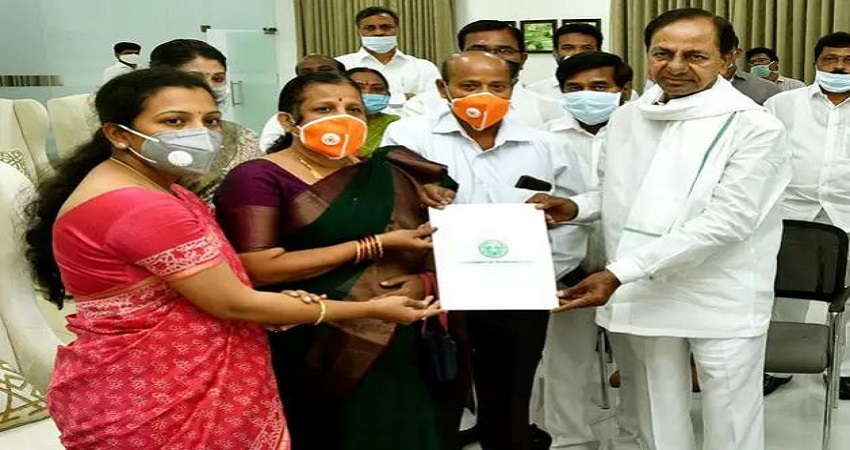 शहीद कर्नल संतोष बाबू की पत्नी को तेलंगाना सरकार ने दी नौकरी, बनीं डेप्युटी कलेक्टर शहीद कर्नल संतोष बाबू की पत्नी को तेलंगाना सरकार ने दी नौकरी, बनीं डेप्युटी कलेक्टर