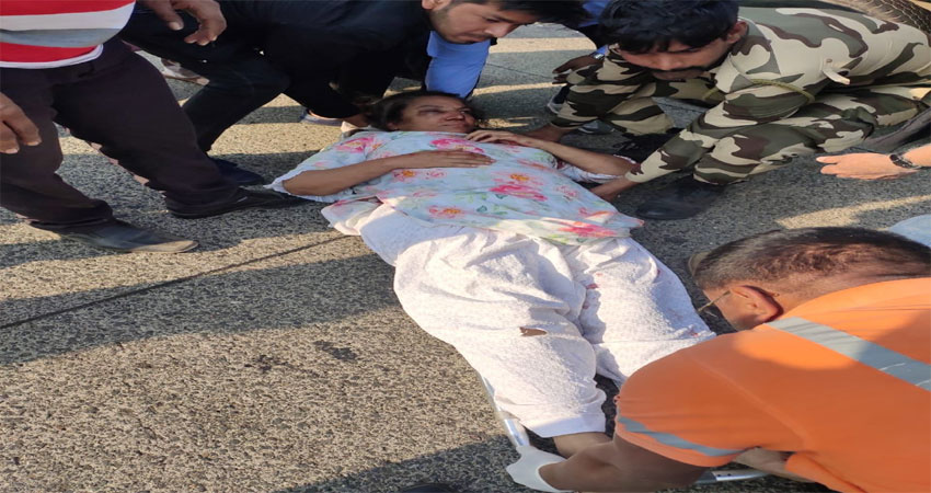 शबाना आजमी की कार-ट्रक में जबरदस्त भिड़ंत, PM मोदी ने ट्वीट कर दुख जताया शबाना आजमी की कार-ट्रक में जबरदस्त भिड़ंत, PM मोदी ने ट्वीट कर दुख जताया