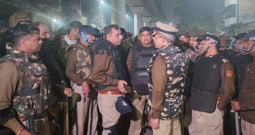 दिल्ली पुलिस ने की ट्रैक्टर परेड हिंसा से जुड़ी जानकारी शेयर करने की अपील दिल्ली पुलिस ने की ट्रैक्टर परेड हिंसा से जुड़ी जानकारी शेयर करने की अपील
