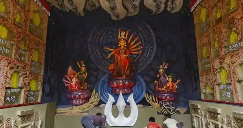 पश्चिम बंगाल: दुर्गा पंडाल में पब्लिक की Entry पर लगी रोक, कलकत्ता हाईकोर्ट ने दिया आदेश पश्चिम बंगाल: दुर्गा पंडाल में पब्लिक की Entry पर लगी रोक, कलकत्ता हाईकोर्ट ने दिया आदेश
