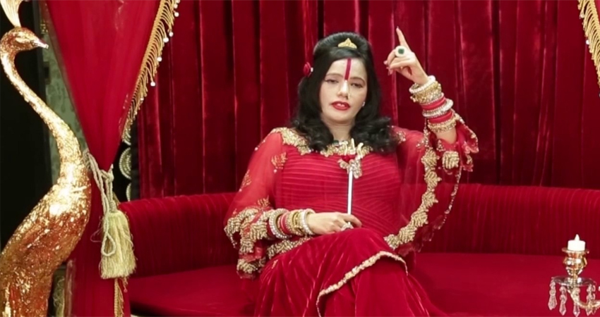 राधे मां ने एक बार की घिनौनी हरकत, समर्थकों संग की पत्रकार की बेरहमी से पिटाई राधे मां ने एक बार की घिनौनी हरकत, समर्थकों संग की पत्रकार की बेरहमी से पिटाई