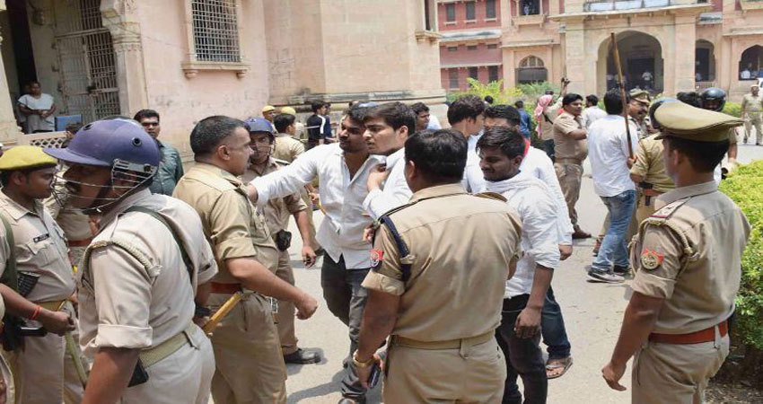 यूपी: इलाहाबाद यूनिवर्सिटी में छात्रों ने काटा बवाल, चले देशी बम और बंदूक यूपी: इलाहाबाद यूनिवर्सिटी में छात्रों ने काटा बवाल, चले देशी बम और बंदूक