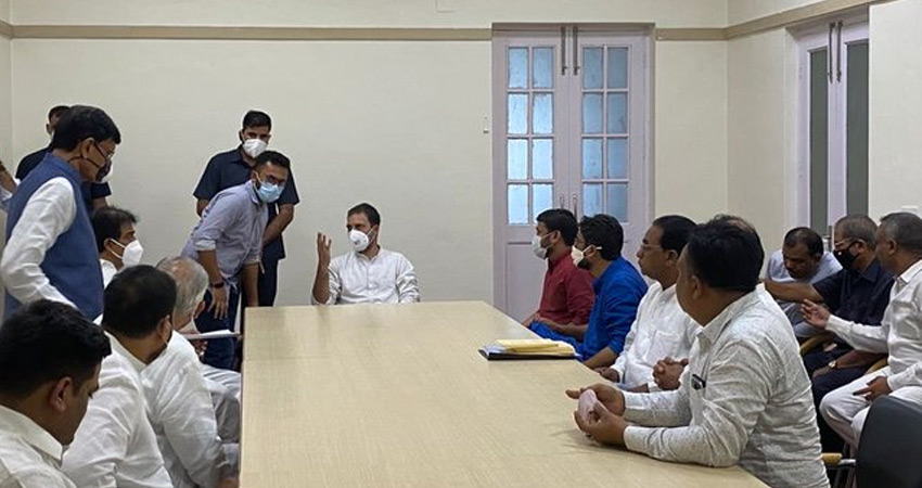 राहुल गांधी की मौजूदगी में कन्हैया कुमार, जिग्नेश मेवाणी ने कांग्रेस का थामा दामन राहुल गांधी की मौजूदगी में कन्हैया कुमार, जिग्नेश मेवाणी ने कांग्रेस का थामा दामन