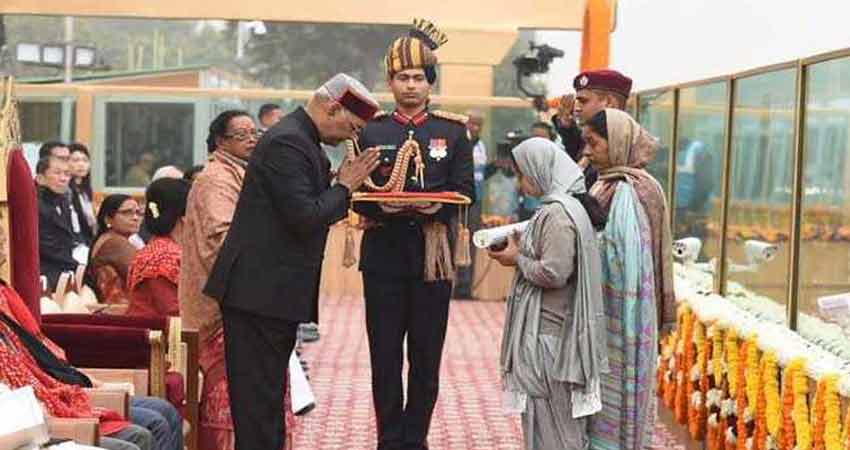 ...जब शहीदों के परिजनों को सम्मानित कर भावुक हो गए राष्ट्रपति कोविंद ...जब शहीदों के परिजनों को सम्मानित कर भावुक हो गए राष्ट्रपति कोविंद