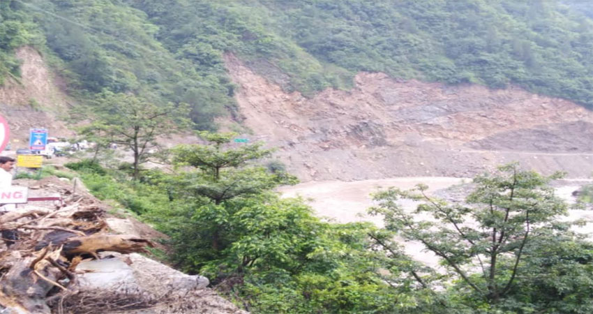 पहाड़ी से आया मलबा, दो घंटे बाधित रहा केदारनाथ हाईवे…लीड पहाड़ी से आया मलबा, दो घंटे बाधित रहा केदारनाथ हाईवे…लीड
