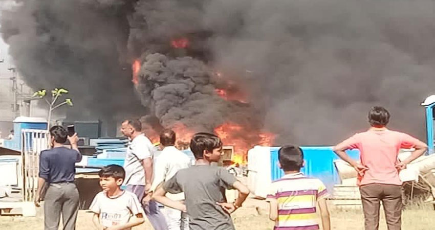 कुंभ के लिए बनाए गए अस्थाई शौचालय में लगी आग कुंभ के लिए बनाए गए अस्थाई शौचालय में लगी आग