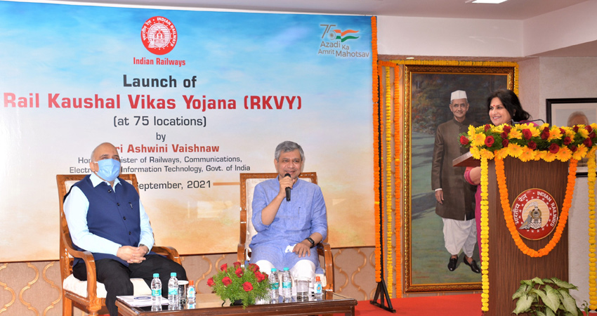 भारतीय रेल देशभर में 50 हजार युवाओं को देगा स्किल ट्रेनिंग, बनेंगे आत्मनिर्भर भारतीय रेल देशभर में 50 हजार युवाओं को देगा स्किल ट्रेनिंग, बनेंगे आत्मनिर्भर