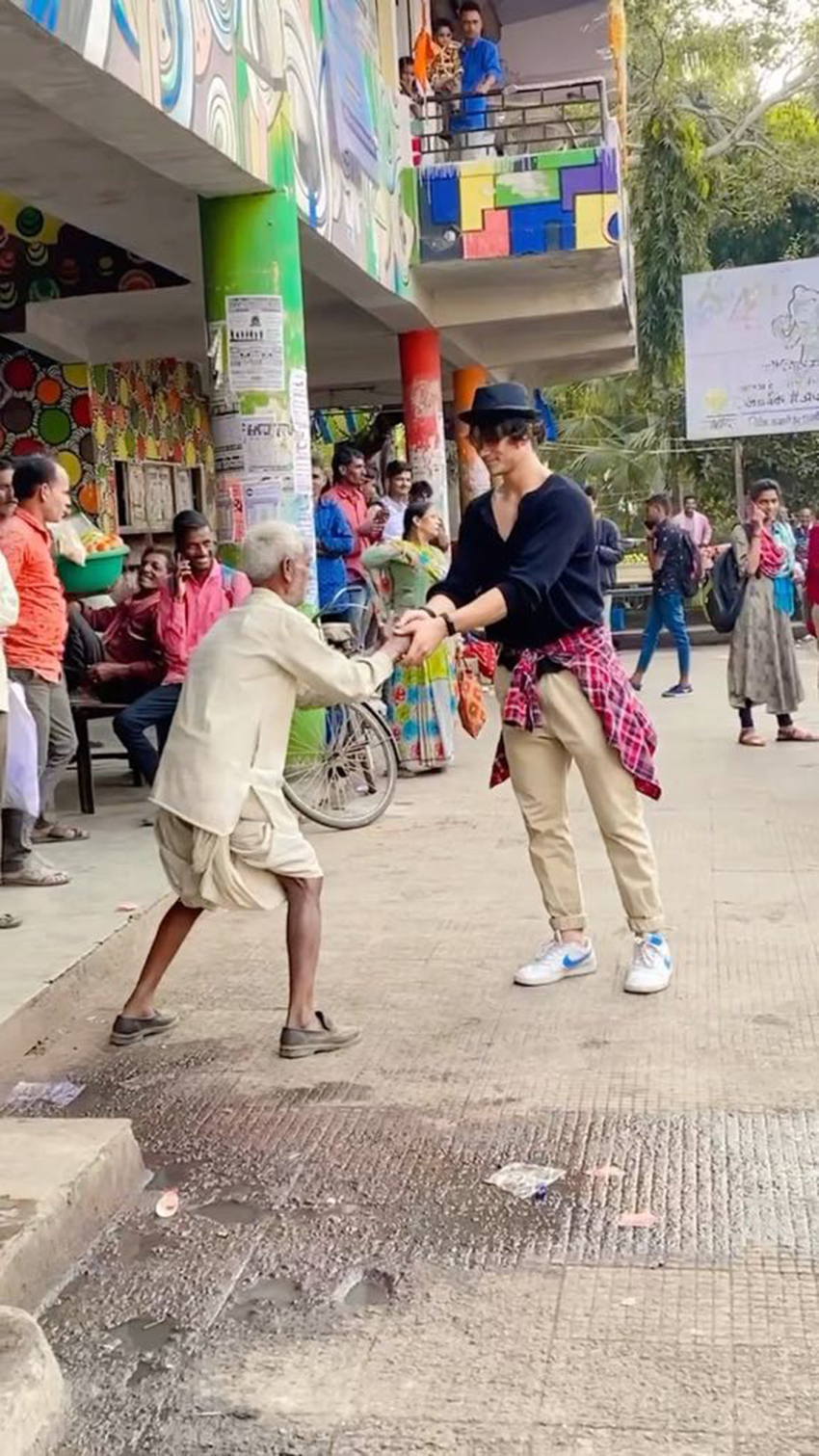 ऋतिक रोशन ने सोशल मीडिया पर लाइक और कमेंट्स से अपने फैन-इन्फ्लूएंसर तरुण नामदेव को किया खुश, पढ़ें य ऋतिक रोशन ने सोशल मीडिया पर लाइक और कमेंट्स से अपने फैन-इन्फ्लूएंसर तरुण नामदेव को किया खुश, पढ़ें य