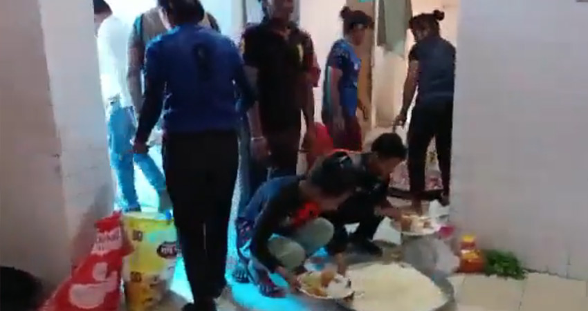 कबड्डी खिलाड़ियों का खाना शौचालय में परोसा, वीडियो वायरल होने पर हरकत में आई योगी सरकार कबड्डी खिलाड़ियों का खाना शौचालय में परोसा, वीडियो वायरल होने पर हरकत में आई योगी सरकार