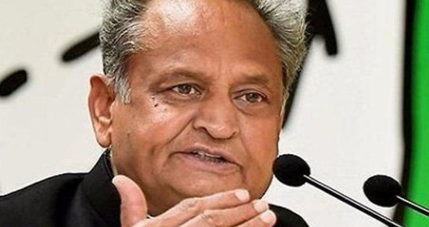 गांधी परिवार की विश्वसनीयता खत्म करने के लिए ईडी की कार्रवाई हो रही है: गहलोत गांधी परिवार की विश्वसनीयता खत्म करने के लिए ईडी की कार्रवाई हो रही है: गहलोत