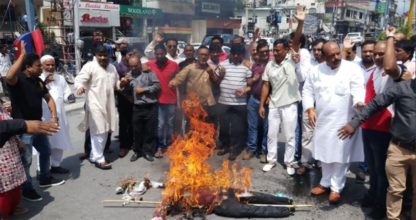 उत्तराखंडः राजधानी में बढ़ते डेंगू के मामले को लेकर कांग्रेसियों ने फूंका सीएम रावत का पुतला उत्तराखंडः राजधानी में बढ़ते डेंगू के मामले को लेकर कांग्रेसियों ने फूंका सीएम रावत का पुतला