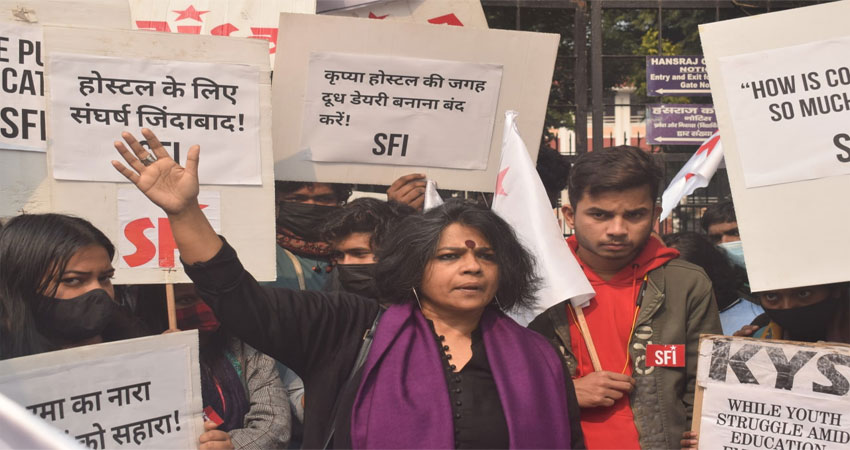 हंसराज कॉलेज में गऊशाला बनाने का छात्रों ने किया विरोध हंसराज कॉलेज में गऊशाला बनाने का छात्रों ने किया विरोध