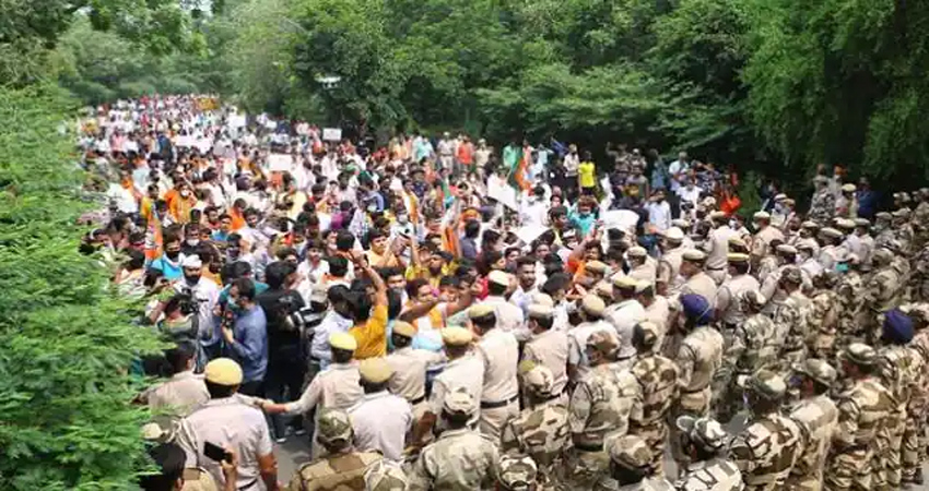 दिल्ली भाजपा ने जल संकट के मुद्दे पर केजरीवाल के आवास के पास प्रदर्शन किया दिल्ली भाजपा ने जल संकट के मुद्दे पर केजरीवाल के आवास के पास प्रदर्शन किया