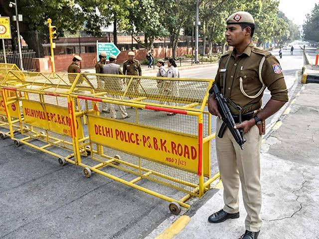 मास्क नहीं लगाने पर दिल्ली पुलिस सख्त, रविवार को इतने लोगों पर लगाया जुर्माना मास्क नहीं लगाने पर दिल्ली पुलिस सख्त, रविवार को इतने लोगों पर लगाया जुर्माना