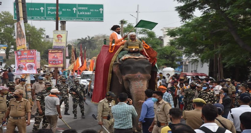 मतवाली चाल के साथ पुलिस पहरे में सड़कों पर निकलती है लाड़ली मतवाली चाल के साथ पुलिस पहरे में सड़कों पर निकलती है लाड़ली