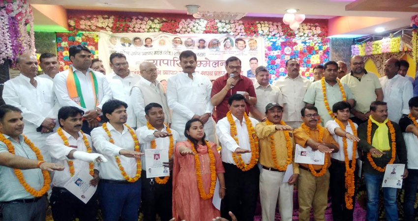 भाजपा सांसद बोले, योगीराज में सरकारी एजेंसियां काबू में, व्यापारियों का उत्पीड़न नहीं भाजपा सांसद बोले, योगीराज में सरकारी एजेंसियां काबू में, व्यापारियों का उत्पीड़न नहीं