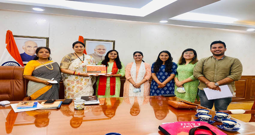 एबीवीपी ने स्मृति ईरानी को छात्राओं व महिलाओं की समस्याओं से अवगत कराया एबीवीपी ने स्मृति ईरानी को छात्राओं व महिलाओं की समस्याओं से अवगत कराया